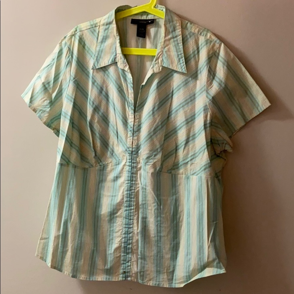 Cute light top with hints of gold
